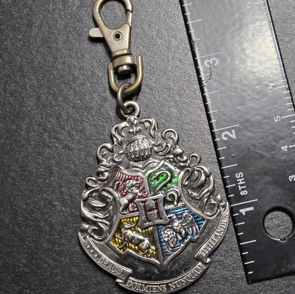 Harry Potter Hogwarts Crest Keychain Keyring Heavy Metal Embossed Great Cond - Picture 2 of 4